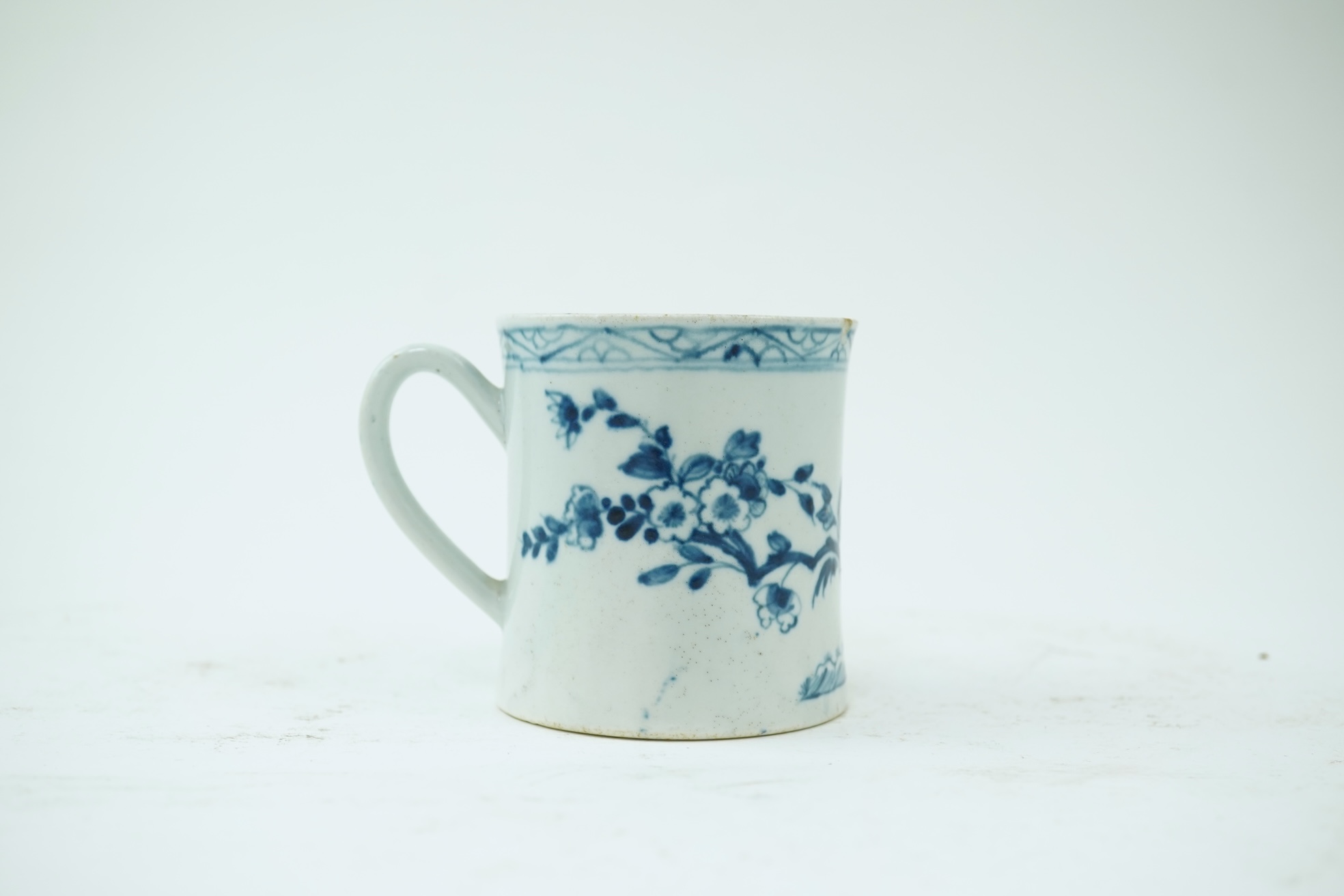 A Worcester blue and white scratch cross type mug or can decorated with the Zig-Zag Fence pattern, c.1753-1756